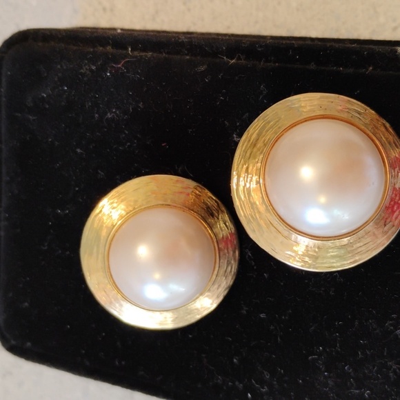 Vintage, retro clip on earnings.Gold tone with Faux pearl Ctr, and gold colored - Picture 3 of 3